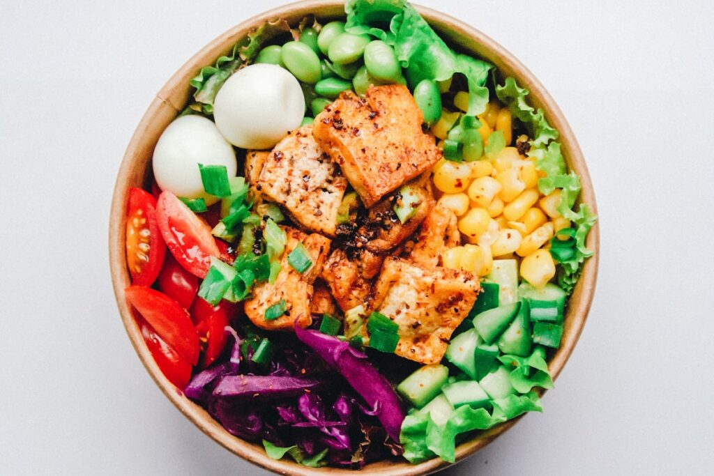 Tigela com salada, legumes e proteína, representando alimentação equilibrada