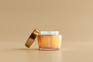 Pote de creme dourado com tampa aberta, forma comum dos hormônios manipulados